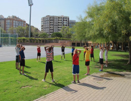 Jóvenes del Programa de Medio Abierto de la provincia de Valencia participan en un clinic de atletismo impartido por deportistas de élite