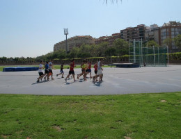 Jóvenes del Programa de Medio Abierto de la provincia de Valencia participan en un clinic de atletismo impartido por deportistas de élite