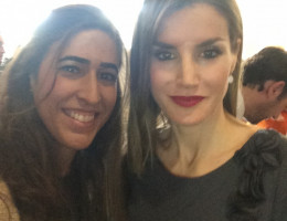 Su Majestad la Reina Doña Leticia junto a Eunate Gomez