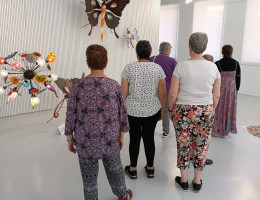 Varias personas de Cristo de los Mineros recorren una sala