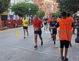 Tres jóvenes de la residencia de acogida ‘La Atalaya’ realizan tareas de voluntariado en el Cross Nocturno Ciudad de Villena