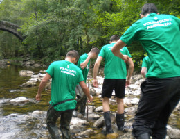 Los menores del Centro Socioeducativo Juvenil de Cantabria participan como voluntarios en una actividad medioambiental en el río Miera