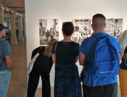 Personas usuarias visitando la exposición 'Relaciones intergeneracionales' en el Museo Hidráulico Los Molinos del Río Segura 