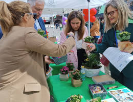 Francisco Cañizares, Milagros Calahorra y Aurora Galisteo visitan el stand de la Fundación