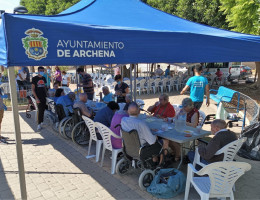 Las personas mayores de 'Nuevo Azahar' disfrutan de una comida bajo una carpa del Ayuntamiento de Archena