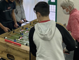 El programa internacional Rotaract Club de Alicante Capital dona dos futbolines a la Residencia ‘Lucentum’ de la localidad