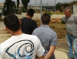 Jóvenes del Programa Labora colaboran con las personas mayores de la residencia ‘María de la Paz’ de Nerva (Huelva) para sembrar un huerto terapéutico