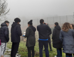 El grupo de jóvenes, en el patio del centro durante la actividad de observación de aves