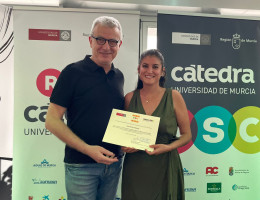 Daniel Bueno entrega su diploma a una alumna del Máster de RSC