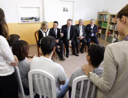 Alberto Fabra charla con los menores atendidos en el centro 'Anassim'