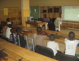 La asociación Diante Bou Bess enseña a más de 40 estudiantes de Sandiara (Senegal) el uso de herramientas informáticas