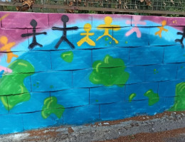 Jóvenes atendidos en ‘Montealegre’ (Ourense) decoran la entrada del centro con un grafiti como parte de una actividad cultural. Fundación Diagrama. Galicia 2020.