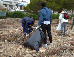 Los jóvenes del Centre d'Acollida del Montsià de Amposta (Tarragona) colaboran en la limpieza de las playas de L’Ampolla tras el temporal Gloria. Fundación Diagrama. Cataluña 2020.