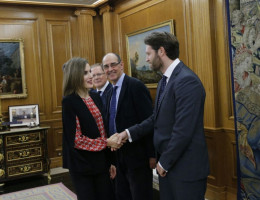 La Reina Doña Letizia saluda a Juan Rubio, miembro de la Dirección de Intervención de Fundación Diagrama