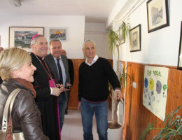 Monseñor Lorca Planes visita la residencia para mayores ‘Altavida’ y el centro educativo ‘La Zarza’ de Fundación Diagrama en Abanilla (Murcia)