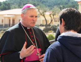 Monseñor Lorca Planes visita la residencia para mayores ‘Altavida’ y el centro educativo ‘La Zarza’ de Fundación Diagrama en Abanilla (Murcia)