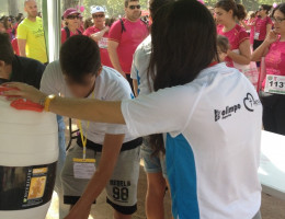 Menores voluntarios de 'San Miguel' en la Carrera de la Mujer contra el Cáncer de Mama. Fundación Diagrama. 