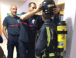 Los jóvenes del centro de acogida ‘Suñu Keur’ visitan el Parque de Bomberos de Molina de Segura