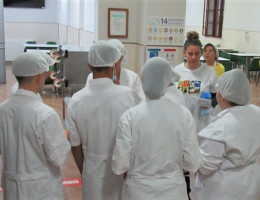 El grupo de jóvenes, durante su voluntariado en el comedor social de Jesús Abandonado