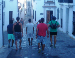 Los menores del centro ‘Los Alcores’ de Carmona (Sevilla) participan en actividades de senderismo para conocer su entorno sociocultural