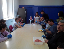 Los jóvenes del Programa de Medio Abierto de Castellón imparten un taller de cocina para los usuarios de la Asociación Ateneu