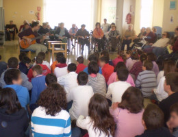 Los mayores de la residencia ‘Nuevo Azahar’ de Archena (Murcia) reciben el año participando en numerosas actividades lúdicas