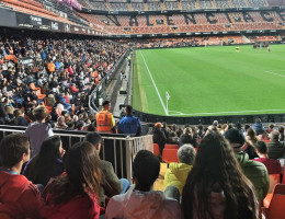 Dos chicos y dos chicas de 'La Pobla', entre el público de Mestalla antes de comenzar el partido del Valencia CF femenino