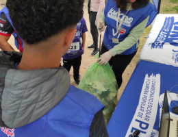 Detalle del proceso de recogida de basura en el punto central