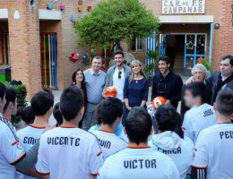 Jugadores del Valencia C.F. visitan a los jóvenes atendidos en el centro 'Campanar' acompañados por la consellera de Bienestar Social de la Generalitat Valenciana