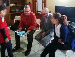 Los jóvenes del centro de acogida de Massamagrell reciben la visita del alcalde de la localidad y de un profesional de la Fundació Valencia C.F. Fundación Diagrama 2018. Comunidad Valenciana.
