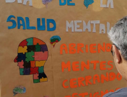 Hombre observa mural conmemorativo del Día Mundial de la Salud Mental