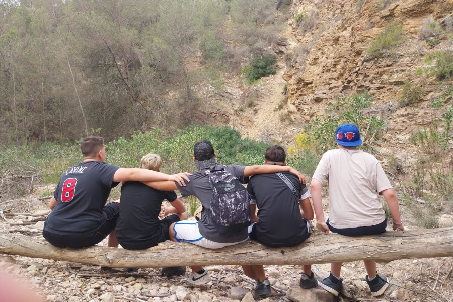 Los cinco jóvenes descansan en un punto de la ruta