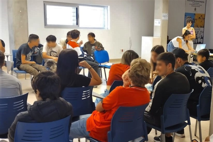 El grupo de jóvenes realiza una de las dinámicas del taller