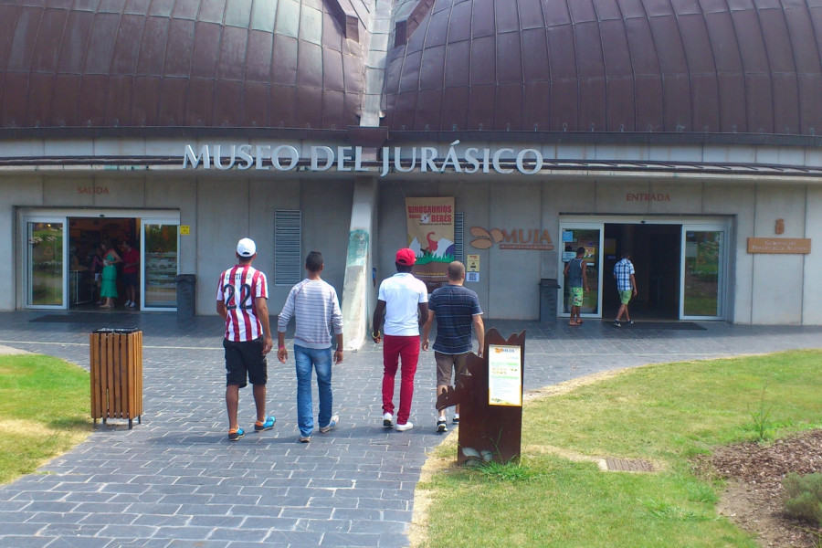 Los menores de la Unidad de Primera Acogida ‘El Acebo’ de Santander (Cantabria) visitan el Museo del Jurásico de Asturias