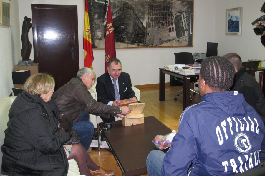 Menores del Centro Educativo ‘La Zarza’ entregan al consejero de Presidencia de la Región de Murcia unos obsequios navideños elaborados por ellos mismos