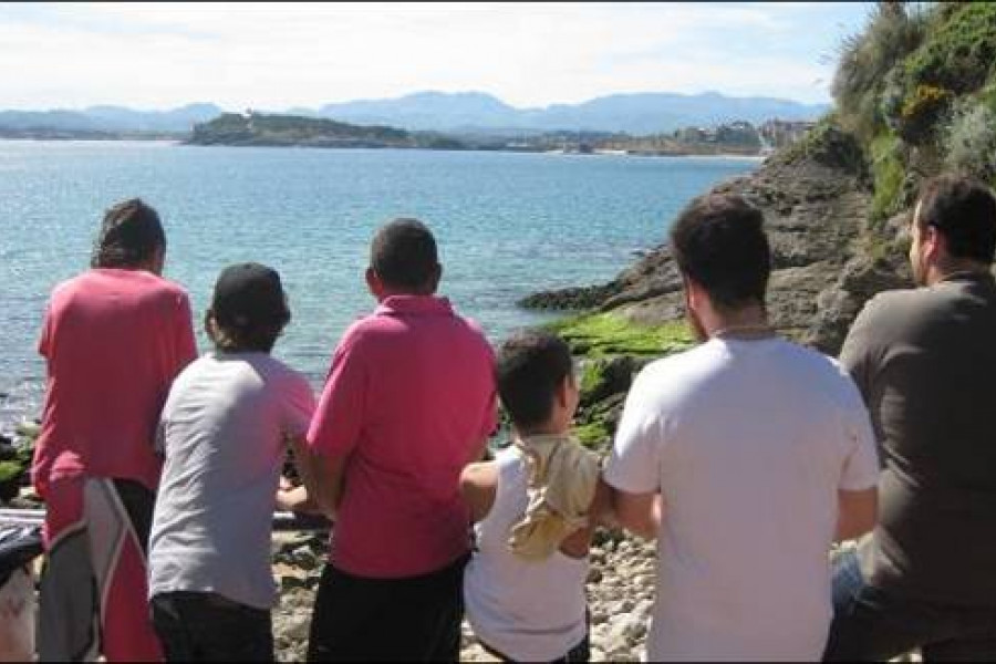 Alumnos del ‘Aula Socioeducativa de Atención a la Diversidad’ realizan un itinerario por la zona costera de Cabo Mayor, en Santander