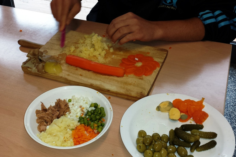 Los jóvenes del centro ‘Virgen de Valvanera’ de Logroño aprenden a elaborar platos típicos de distintos países