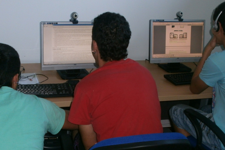 Los menores del Centro Socioeducativo Juvenil de Cantabria participan en un curso de informática básica