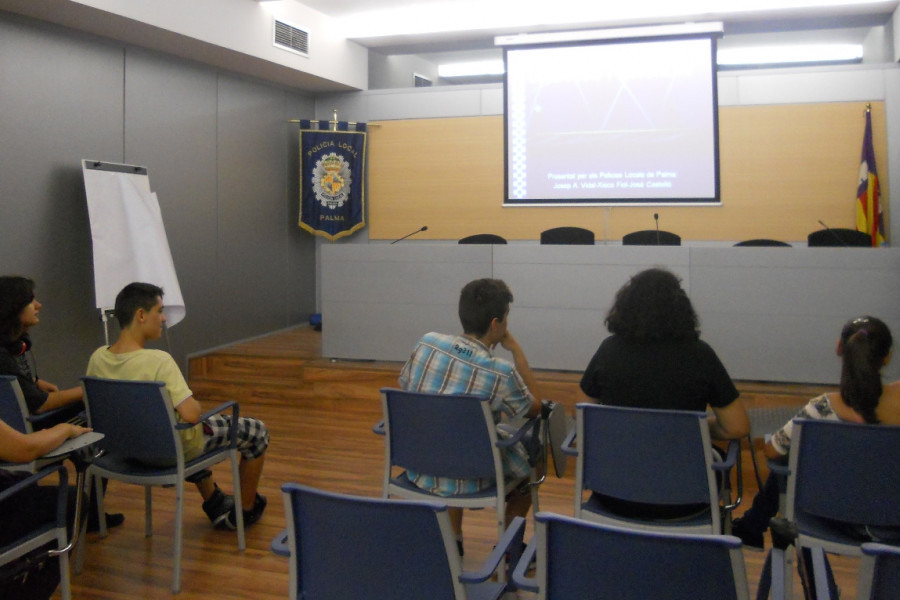 Los menores del programa Labor-actívate de Baleares participan en una charla sobre seguridad vial impartida por la Policía Local