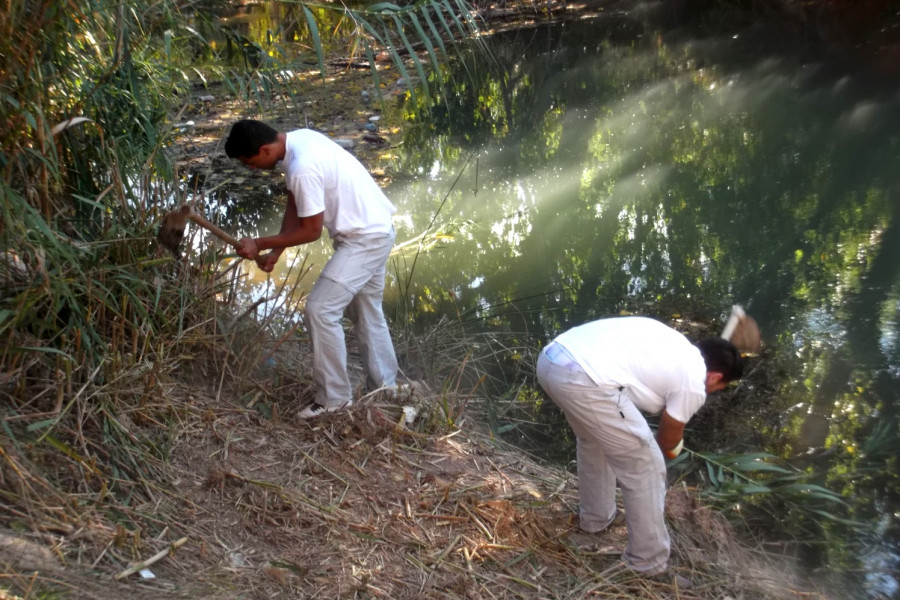Menores del centro ‘Mariano Ribera’ participan en la limpieza del cauce del río Turia