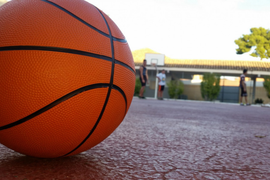 Los jóvenes del centro ‘Mariano Ribera’ de Burjassot (Valencia) entrenan al baloncesto con la colaboración de la Fundación Real Madrid