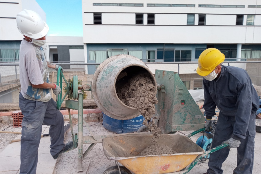 Un joven de Las Moreras ayuda con una hormigonera