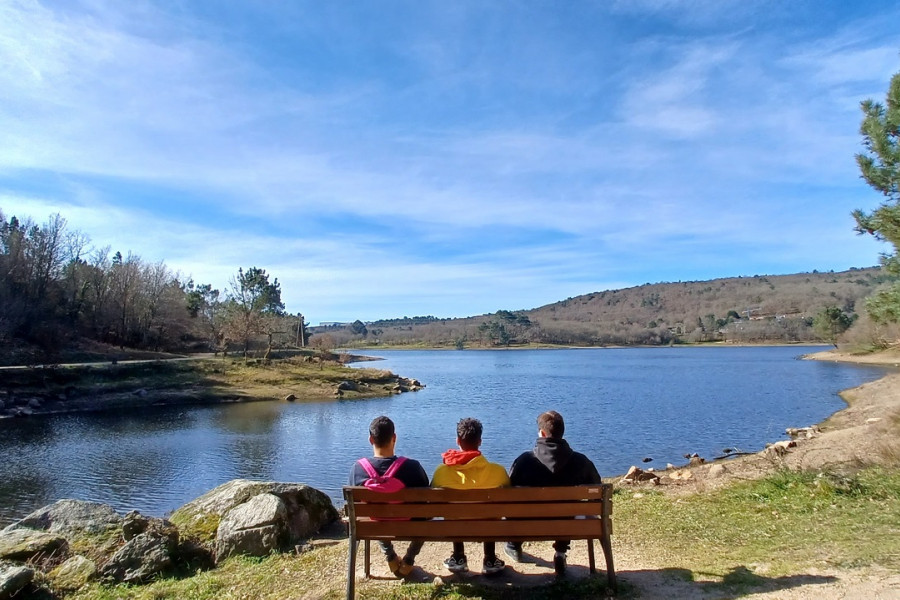 Los jóvenes, durante una parada para disfrutar del paisaje