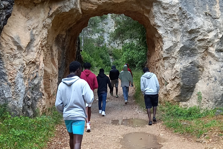 Los menores atraviesan un tramo montañoso de su ruta senderista