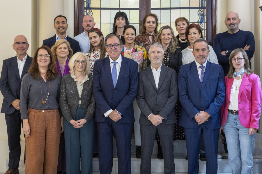 Foto de grupo de las entidades que componen el Consejo Social Penitenciario y el ministro Fernando Grande-Marlaska