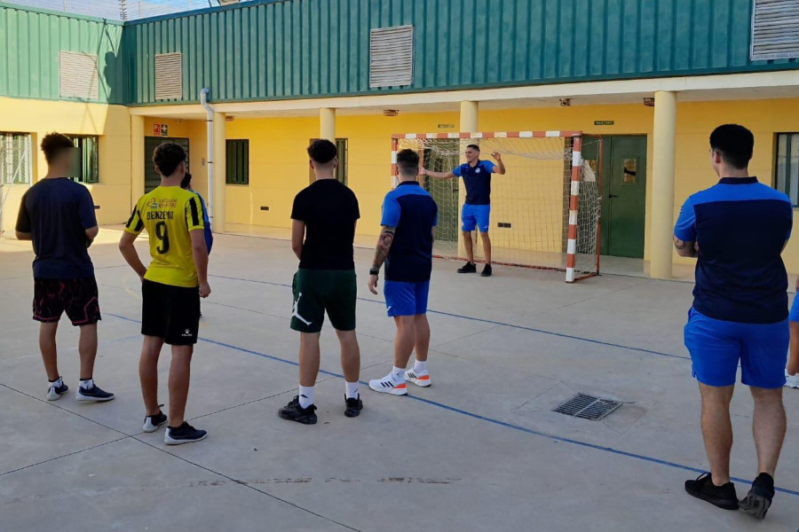 Jóvenes y jugadores del Club Balonmano Melilla Virgen de la Victoria se preparan para un partido