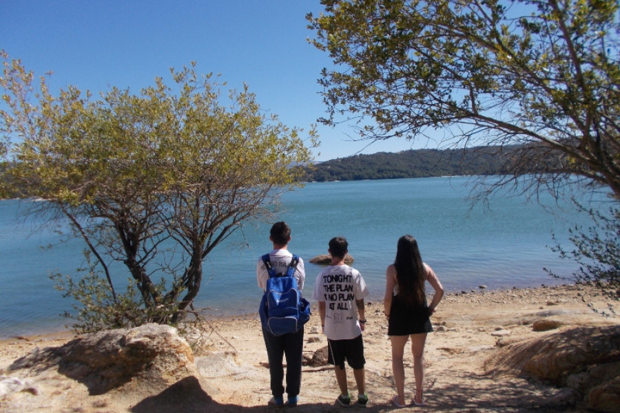 Las personas menores atendidas en el centro ‘Montefiz’ de Ourense visitan las playas fluviales de los municipios de A Veiga y Os Peares 