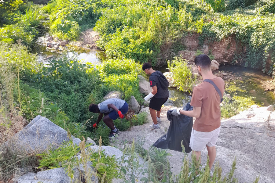 Recogida de residuos en el río Ripoll