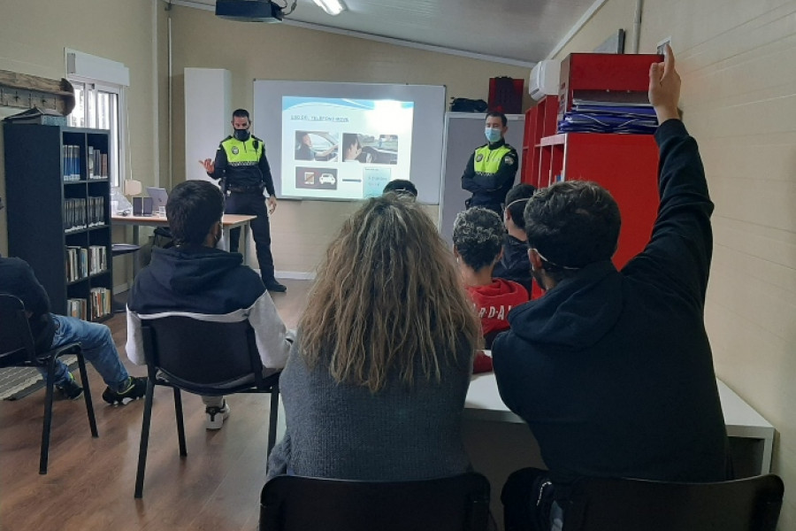 Agentes de la Policía Local imparten una charla sobre educación vial a las personas jóvenes atendidas en el centro ‘El Limonar’ de Alcalá de Guadaíra (Sevilla)