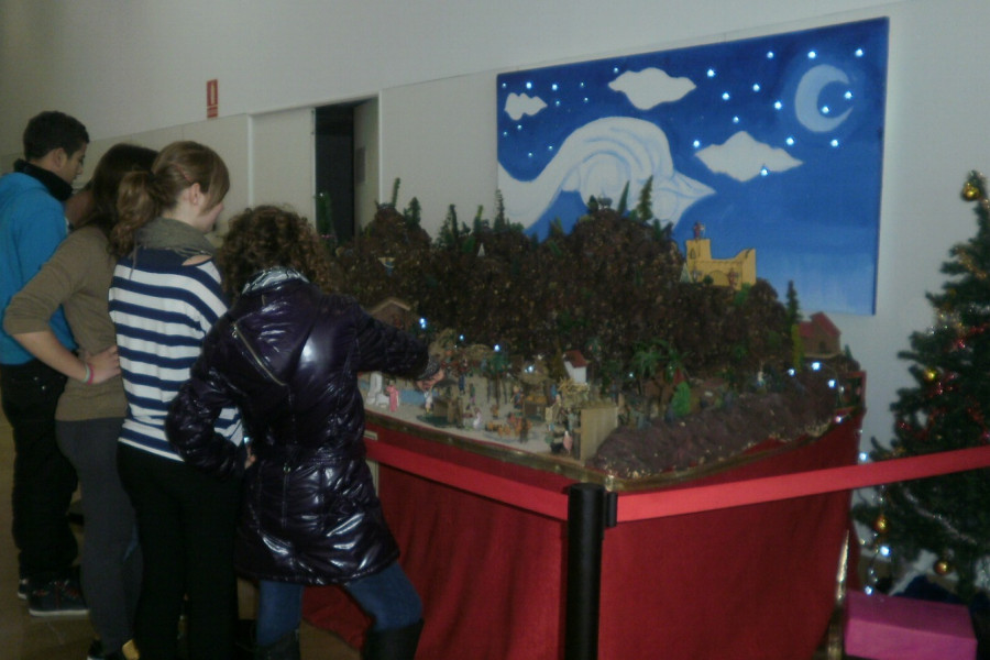 Menores de los centros ‘Sant Sebastià’ y ‘Baix Maestrat’ instalan un belén en el Mercado Municipal de Vinaroz (Castellón)